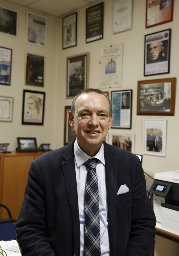 MARCELINO AGIS VILLAVERDE , CATEDRATICO DE FILOSOFIA DE LA USC .