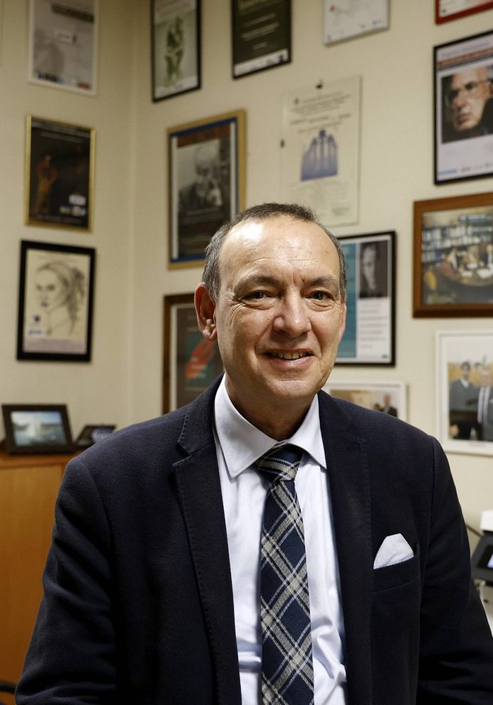 MARCELINO AGIS VILLAVERDE , CATEDRATICO DE FILOSOFIA DE LA USC .